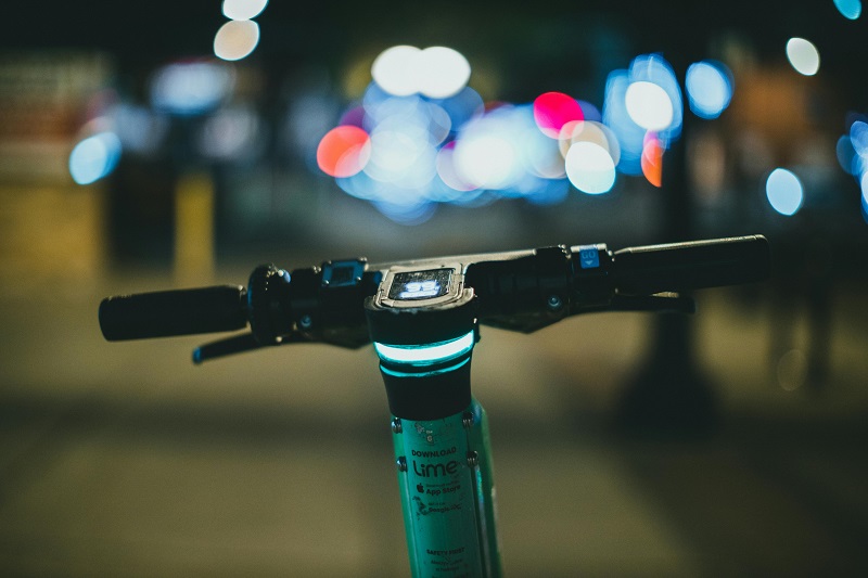 Le conducteur de la trottinette avait plus de 2,40 grammes d'alcool dans le sang et était positif à une drogue de synthèse - Photo Jonathan Cooper  / Pexels :