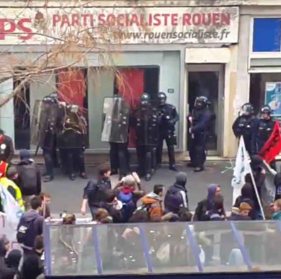 Des policiers de la CDI étaient chargés d'assurer la protection de la permanence du Parti socialiste à Rouen (Capture d'écran vidéo@@Seldaizi/Twitter)