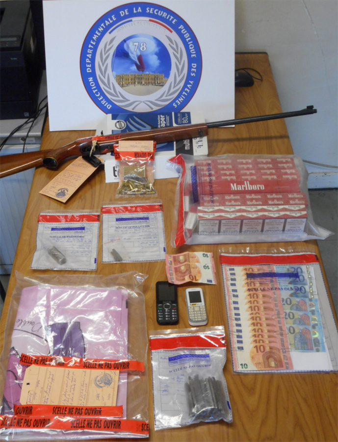 Au domicile du dealer, les policiers ont saisi de la résine de cannabis, de l'argent en petites coupures, une carabine avec ses cartouches (Photo@DDSP78)