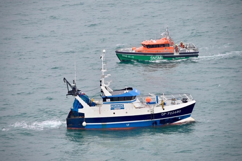 L’équipage du navire (au premier plan) touché par un début d’incendie a été secouru à temps - Photo publiée par la préfecture maritime sur X