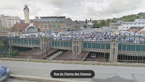 Le sac de voyage était accroché aux barreaux de la grille de protection rue du Champ des Ouseaux Le sac de voyage était accroché aux barreaux de la grille de protection rue du Champ des Ouseaux