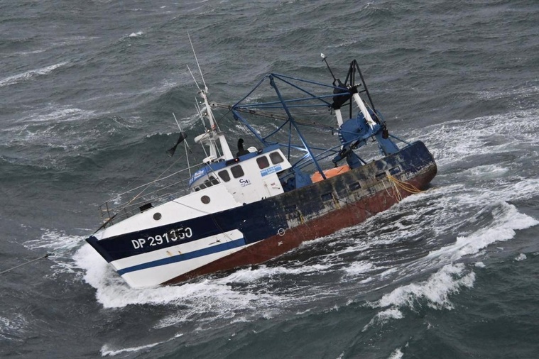 La navire de pêche s’est retrouvé en mauvaise position au milieu de la tempête au large d’Ouistreham - Photo Préfecture maritime