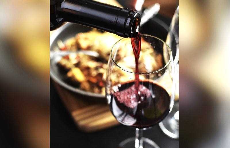 La serveuse aurait renversé une bouteille en servant le client  - Illustration Pixabay