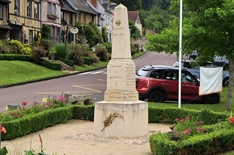 Le monument aux morts de Brionne, érigé dans le centre-ville - Illustration Google Maps