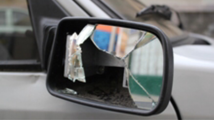 Les vandales s'en sont pris aux rétroviseurs (Illustration) Les vandales s'en sont pris aux rétroviseurs (Illustration)
