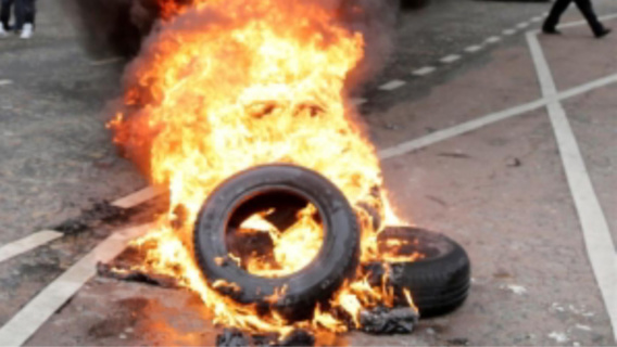 Les manifestants ont brûlé des pneus à l'entrée du pont Mathilde (Illustration)