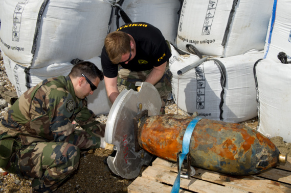 Les plongeurs-démineurs préparent la bombe avant da destruction en mer (Photo@Marine nationale) Les plongeurs-démineurs préparent la bombe avant da destruction en mer (Photo@Marine nationale)