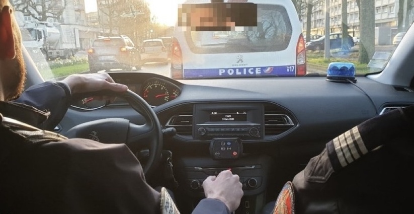 L'automobiliste venait de commettre une infraction devant la patrouille de police - Illustration DDSP76