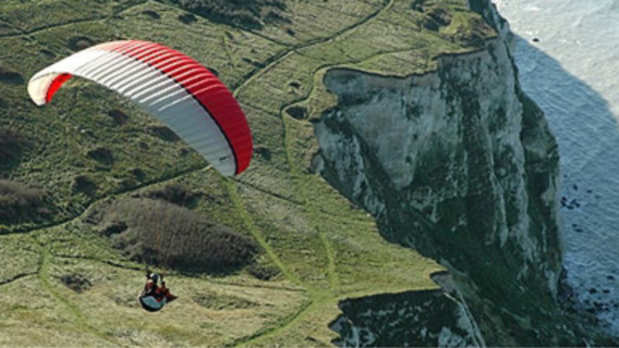 Seine-Maritime : un parapentiste rate son envol et chute d'une vingtaine de mètres