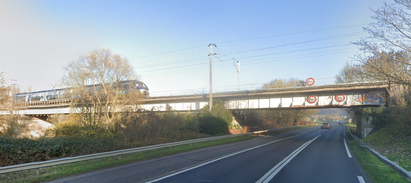 La grue que transportait le semi-remorque a accroché le haut du pont rail situé sur la D7, à Tourville-la-Rivière La grue que transportait le semi-remorque a accroché le haut du pont rail situé sur la D7, à Tourville-la-Rivière