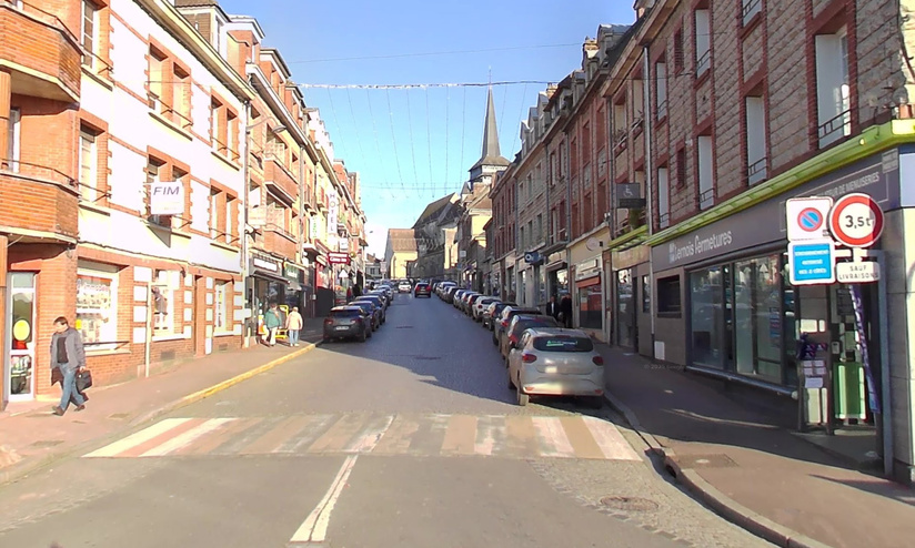 La sexagénaire est tombée du premier étage d'un immeuble situé Grande rue Fausse Porte, en plein centre-ville - Illustration Google Maps