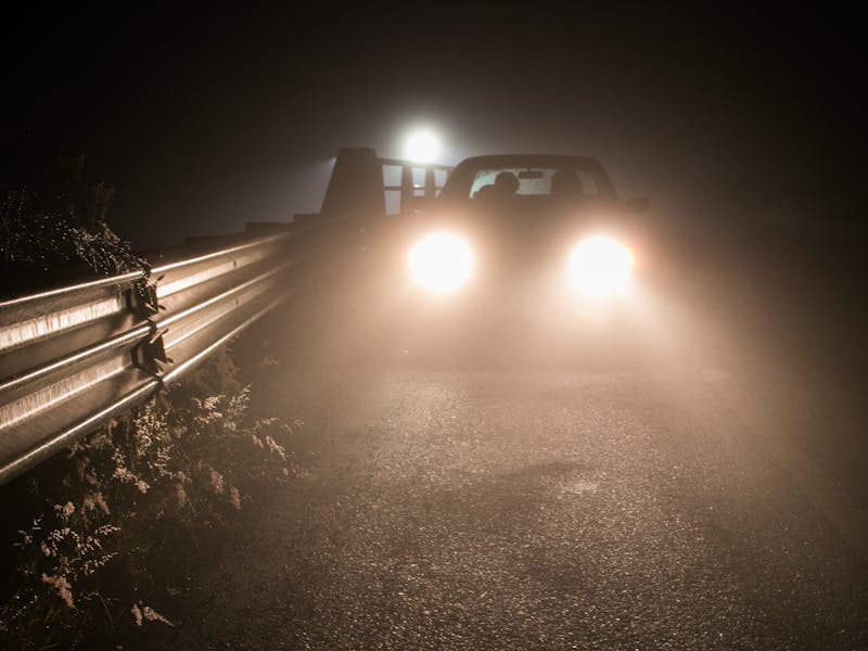 Le jeune conducteur roulait en plein-phares lorsqu'il a été repéré par les policiers en patrouille - Illusration Pixabay / Ricardo Martínez González