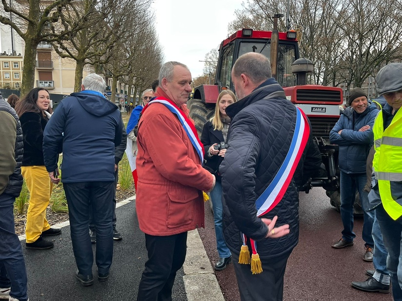 Deux députés du RN (6e et 10e circonscription de Seine-Maritime) Patrice Martin et Robert Lebourgeois,sont venus accueillir les agriculteurs venus manifester à Rouen, ce jeudi après-midi - Photo S.L./infonormandie Deux députés du RN (6e et 10e circonscription de Seine-Maritime) Patrice Martin et Robert Lebourgeois,sont venus accueillir les agriculteurs venus manifester à Rouen, ce jeudi après-midi - Photo S.L./infonormandie