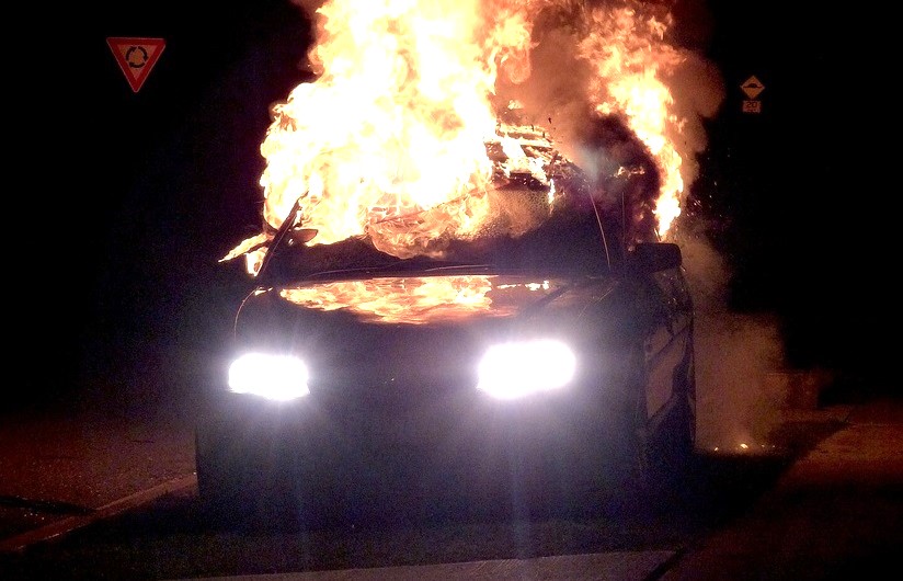 Dans le choc, l'un des véhicules impliqués s'est enflammé - Illustration Pixabay / picman2