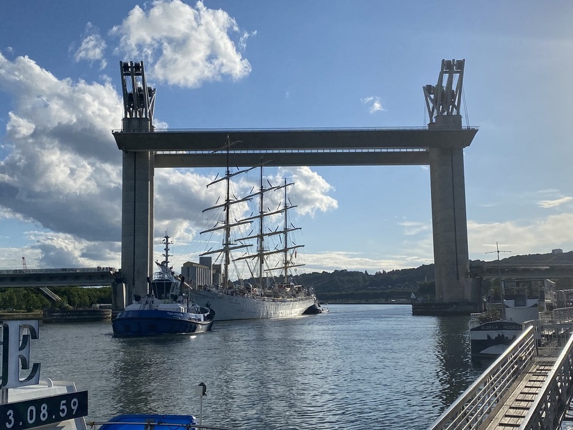 Le pont Flaubert sera levé quelques heures pour laisser passer Le Français - Illustration infoNormandie