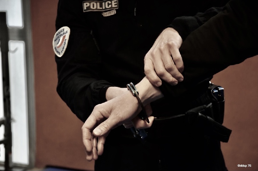 Le conducteur irascible a été interpellé et conduit en garde à vue après s'en être pris aux policiers - Illustration DIPN76