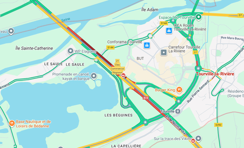 Au moins deux accidents à cause du verglas ont été signalés ce samedi matin à hauteur du centre commercial de Tourville-la-Rivière  - Google Maps