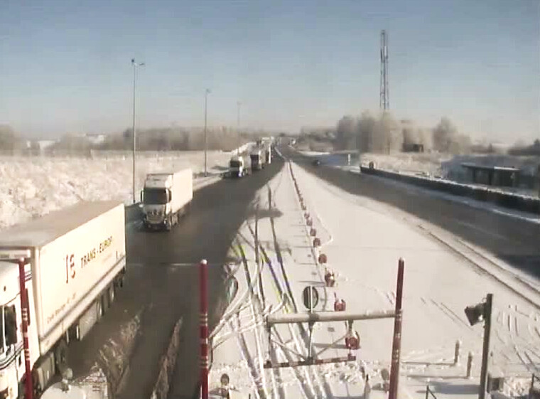 Les stockés aux abords du péage de Cottévrard, sur l'A29, ont repris progressivement la route ce mardi matin dès la levée de l'interdiction - Webcam Sanef/Cottévrard
