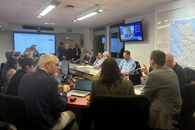 La Manche est le département normand le plus menacé par la tempête Goretti, d'où son placement en vigilance rouge par Météo France. Depuis 17h00, comme le montre cette photo publiée sur X par le préfet,  le centre opérationnel départemental (COD) est activé à la préfecture de la Manche  « Tous les services de l'Etat et partenaires extérieurs sont mobilisés pour garantir la sécurité de chacun »..