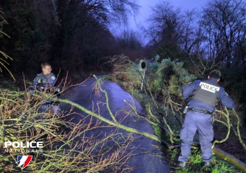 Des scènes fréquemment rencontrées cette nuit en Seine-Maritime. Ici des policiers de la DIPN76 en train de dégager des branches arrachées - Photo X (ex-Twitter)