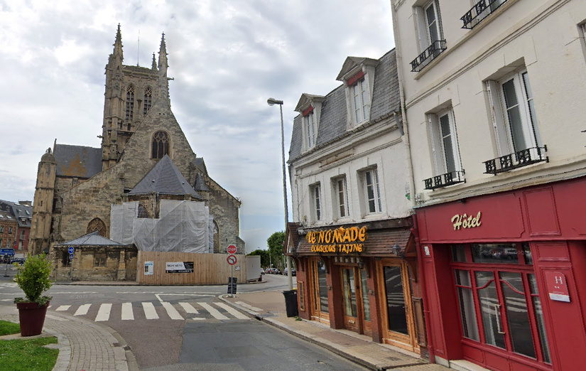 Le feu s'est déclaré dans la cuisine du restaurant Le Nomade, près de l'hôtel du Commerce qui a été évacué par préacuation en raison des fumées - Google Maps