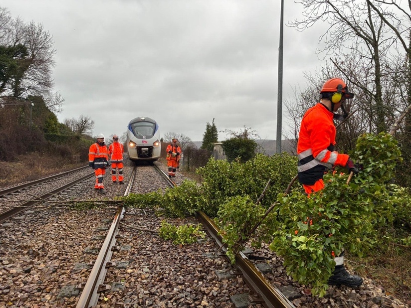 Les agents de SNCF Réseau ont travaillé parfois jusqu’à minuit pour dégager les voies, réparer les installations électriques et permettre une remise en circulation progressive.- Photo Nomad SNCF / X