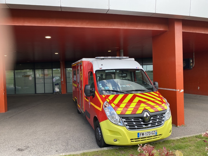 Les trois victimes ont été transportées à l’hôpital pour examen - illustration infonormandie Les trois victimes ont été transportées à l’hôpital pour examen - illustration infonormandie