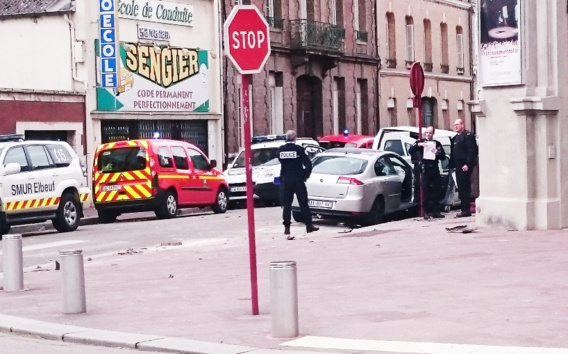 Les victimes sortaient du Cirque-Théâtre, rue Henry, lorsqu'ils ont été fauchés par la voiture folle (Photo@Tayl_R/Twitter)