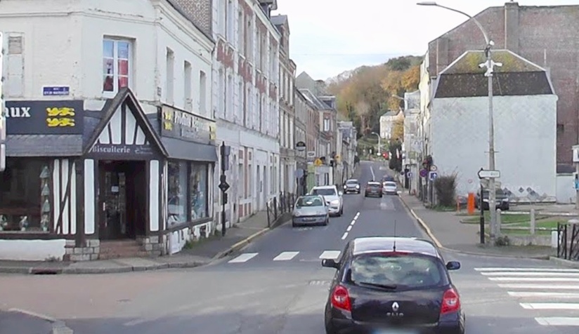 L’accident, pour le moins spectaculaire, est survenu avenue George V dans le centre-ville d’Étretat - illustration Google Maps