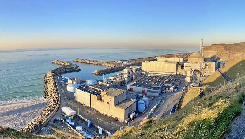 Le site compte deux réacteurs de 1 300 MW mis en service en 1990 et 1992, refroidis par l’eau de la Manche. Sa production annuelle atteint 17 milliards de kWh, soit près de 4 % du nucléaire français. Photo : EDF/X (ex-Twitter)
