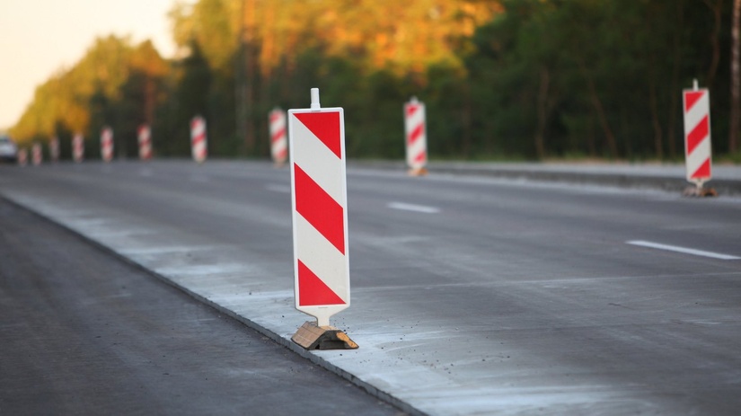 L'autoroute a été rouverte àa la circulation en fin de journée mais cette dernière s'effectue sur une seule voie le temps de la remise en état des glisssières de sécurité - Illustration