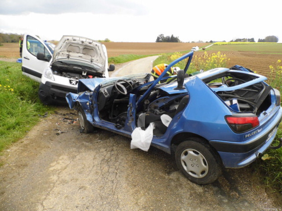 Les deux véhicules se sont percutés de face sur ce chemin particulièrement étroit (Photo@DR) Les deux véhicules se sont percutés de face sur ce chemin particulièrement étroit (Photo@DR)