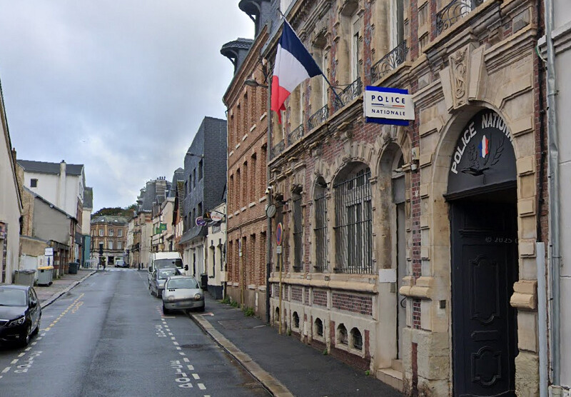 Le quinquagénaire s'est illustré en arrivant au commissariat, rue de l'Inondation,  en garant sa voiturette sur une place Police - Illustration