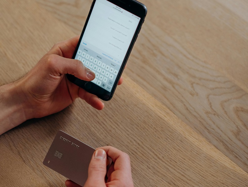 Les escrocs ciblaient systématiquement des personnes âgées, jointes par téléphone par un faux conseiller bancaire affirmant que leur carte venait d’être utilisée frauduleusement - Illustration Pexels/ Mikhail Nilov