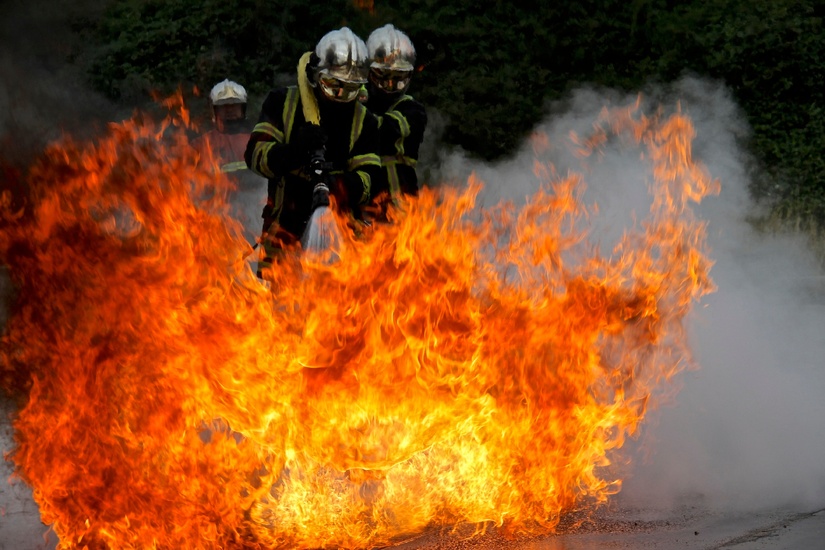 L'intensité du feu a nécessité l'intervention de moyens adaptés, à savoir 40 sapeurs-pompiers et 18 engins - Illustration Adobe Stock