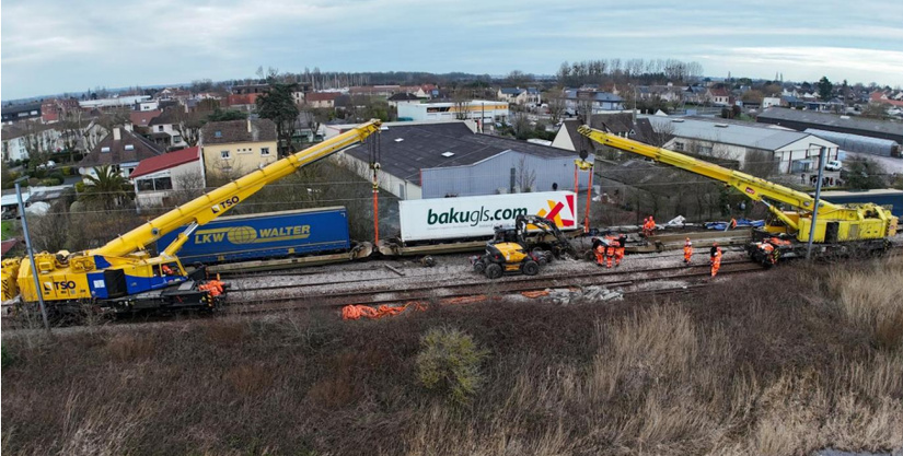Elle mobilise des moyens lourds d’une ampleur inédite :  100 agents de SNCF Réseau sont mobilisés sur cette opération, ainsi que deux grues ferroviaires de très fort tonnage.  Photo : Fabeos / SNCF Réseau