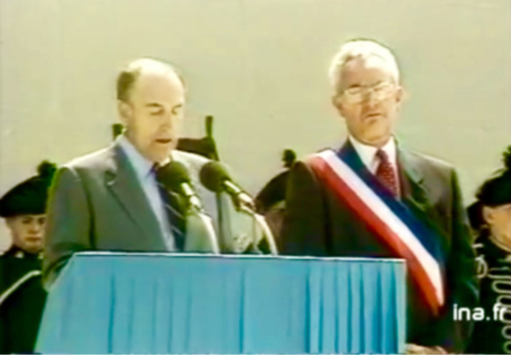 Jean-Marie Girault au côté de Francois Mitterrand lors de l'inauguration le 6 juin 1988 du Mémorial de Caen (capture écran @Ina)