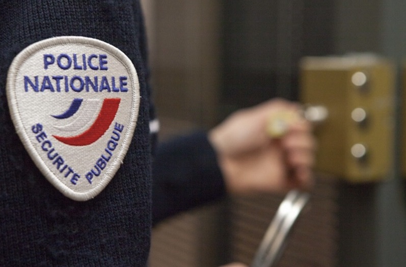 L'agresseur de la conductrice, un homme de 26 ans en état d'ivresse, a été placé en cellule de dégrisement - Illustration DGPN