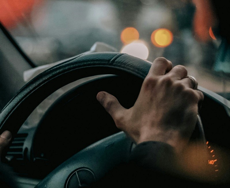 Le conducteur alcoolisé a percuté l'arrière de la voiture qui le précédait - Illustration Amaan Shaikh/Pexels