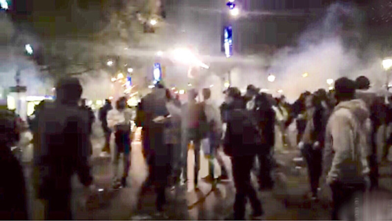Aux jets de projectiles, les forces de l'ordre ont répliqué par des jets de gaz lacrymogène ce dimanche soir sur la place de la République (Capture d'écran@Rémy Buisine/Périscope)