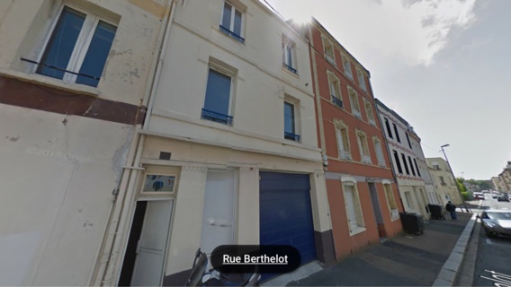 La mère de famille habite au 2ème étage de ce petit immeuble au 40, rue Berthelot (illustration)