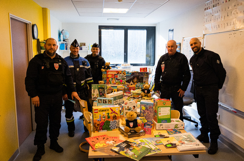 Les policiers sont arrivés les bras chargés de cadeaux