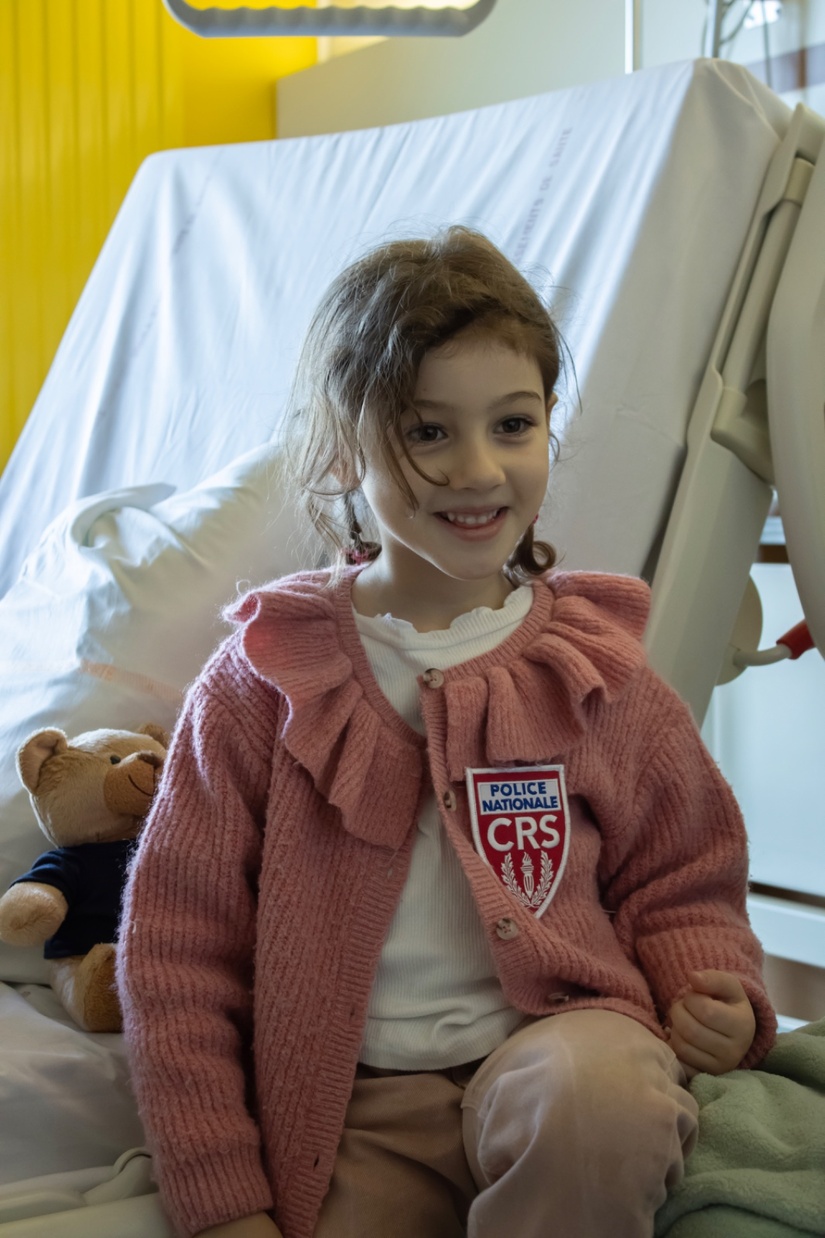 Fière et rayonnante avec son écusson de la police nationale