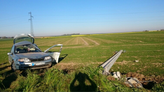 La Renault a percuté violemment le poteau EDF qui s'est arraché à sa base (Photo@DR) La Renault a percuté violemment le poteau EDF qui s'est arraché à sa base (Photo@DR)