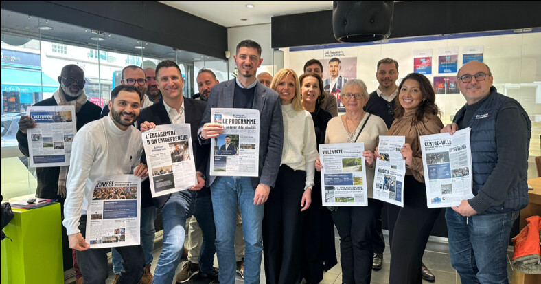 Samuel Brigantino, tête de liste d'Evreux en mouvement, avec quelques-uns de ses colistiers -  Photo Evreux en moouvement