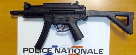 Rouen : à 13 ans, armé de répliques de fusil d'assaut et de pistolets automatiques