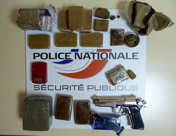 La drogue et le pistolet à grenailles ont été saisis par les enquêteurs (Photo@DDSP76)