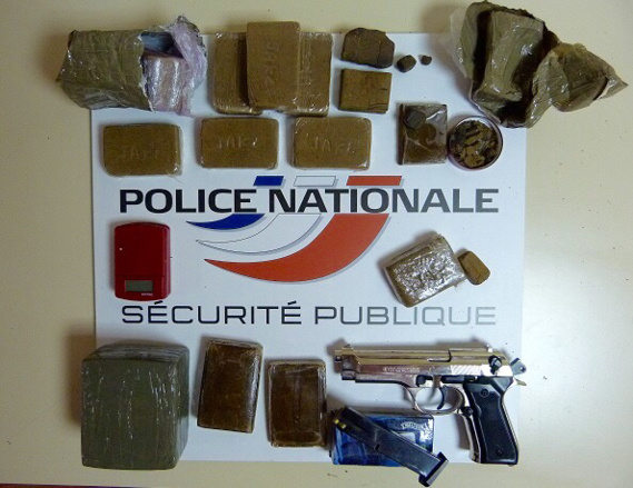 La drogue et le pistolet à grenailles ont été saisis par les enquêteurs (Photo@DDSP76) La drogue et le pistolet à grenailles ont été saisis par les enquêteurs (Photo@DDSP76)