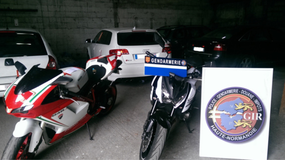 Près de 110 000 euros en numéraire, 10 véhicules et 2 motos sont également saisis, "ce qui représente un coup fatal porté à l'organisation du réseau", estime la gendarmerie. Près de 110 000 euros en numéraire, 10 véhicules et 2 motos sont également saisis, "ce qui représente un coup fatal porté à l'organisation du réseau", estime la gendarmerie.