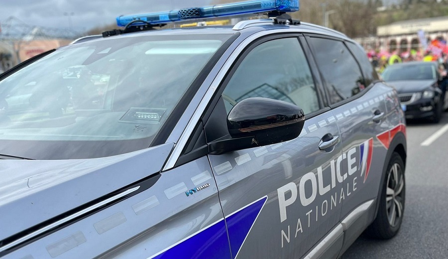 Les policiers se rendaient sur une intervention lorsque l'accident s'est produit à hauteur d'une intgersection, faisant trois blessés - Illustration infoNormandie